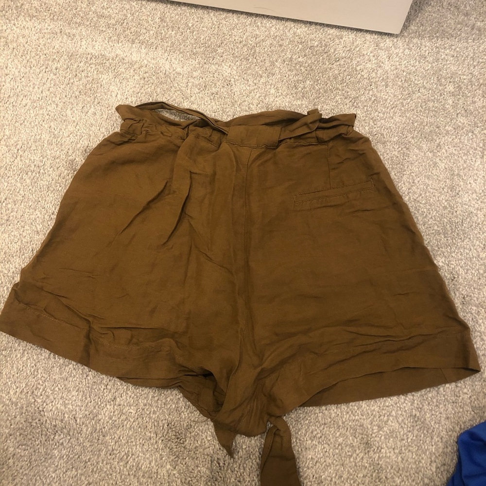 H&M linen love green shorts with a drawstring🌸🤩